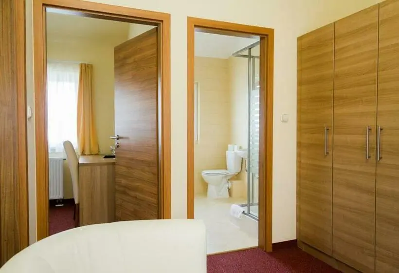 Standard Quadruple Room, Corvina Hotel Restaurant