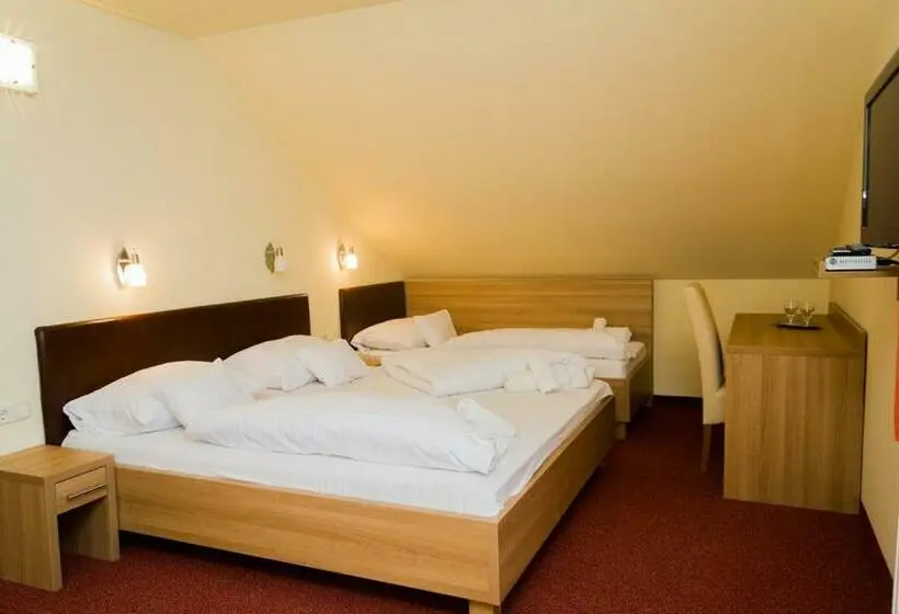 Standard Triple Room, Corvina Hotel Restaurant
