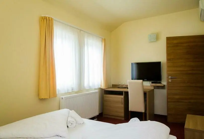 Standard Quadruple Room, Corvina Hotel Restaurant