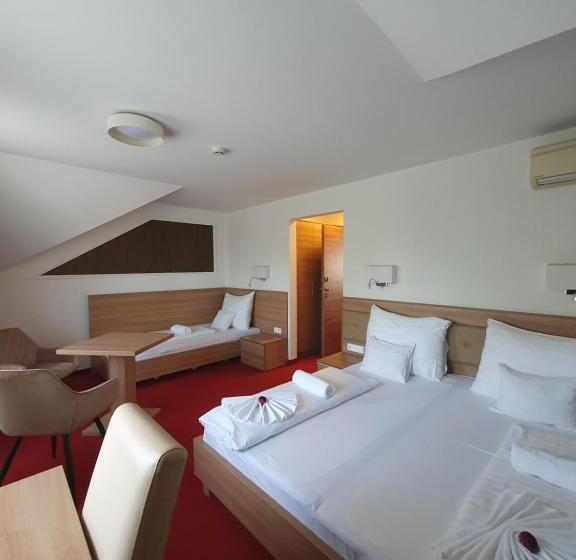 スタンダードトリプルルーム, Corvina Hotel Restaurant