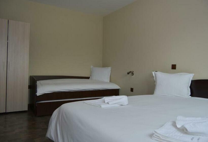 غرفة قياسية رباعية مزودة بشُرفة, Family Hotel Balkana