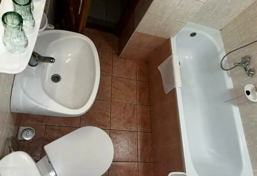 Perhehuone, Kenguru Panzió
