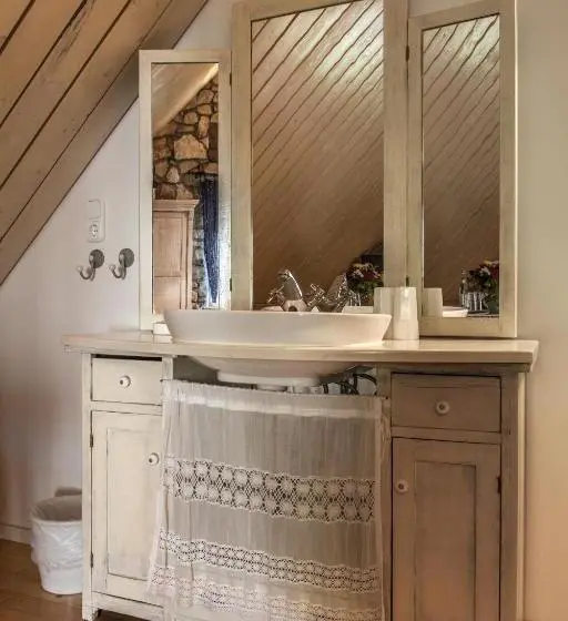 Deluxe-studio, Káli Art Inn