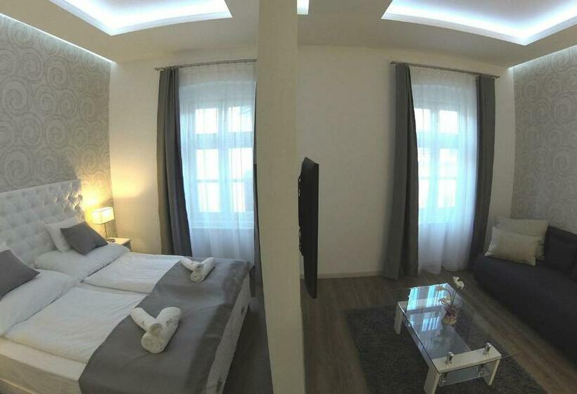 Полулюкс, Munkácsy