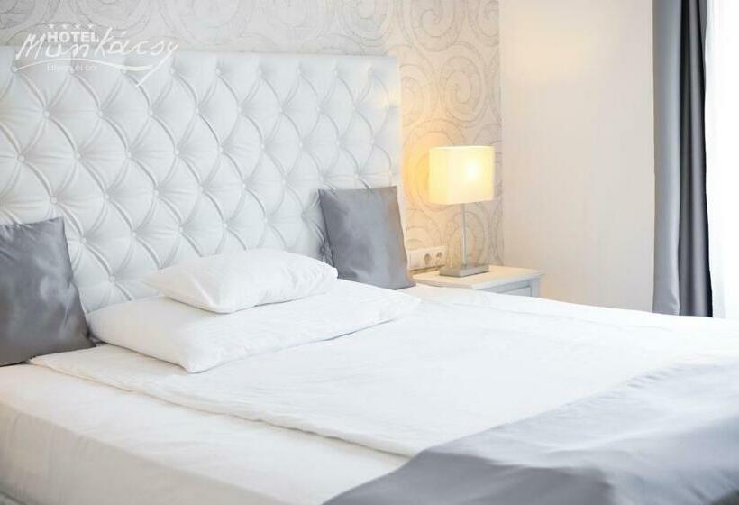 Номер Superior, Munkácsy