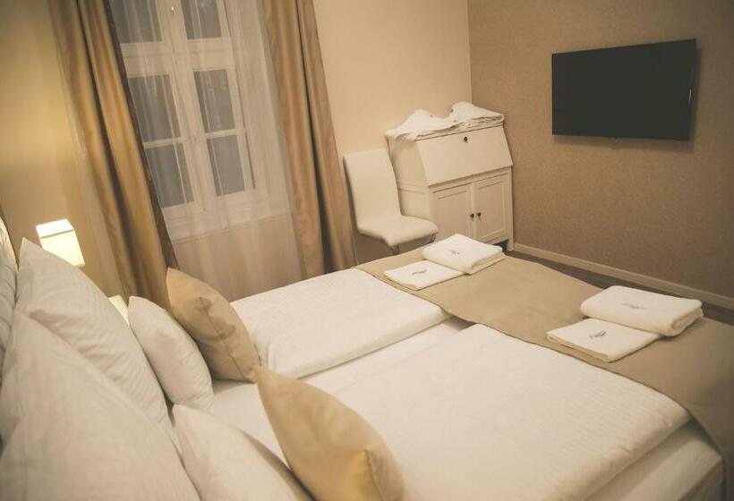 Номер Superior, Munkácsy