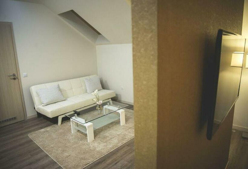 Полулюкс, Munkácsy