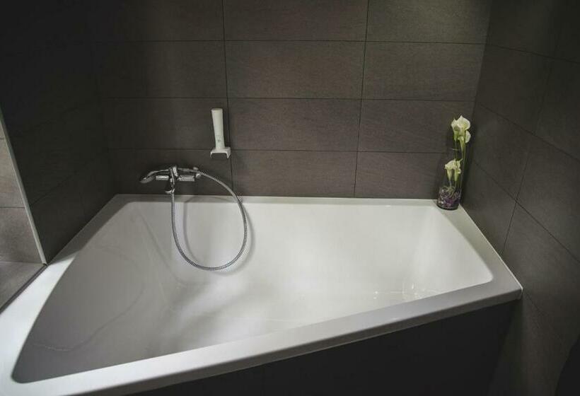 Полулюкс, Munkácsy