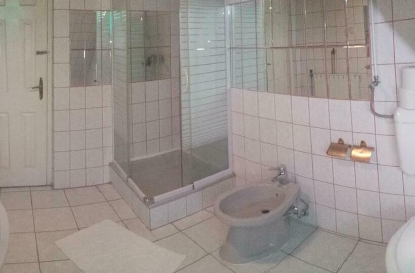 共用浴室的经济型房间, Parish Bull