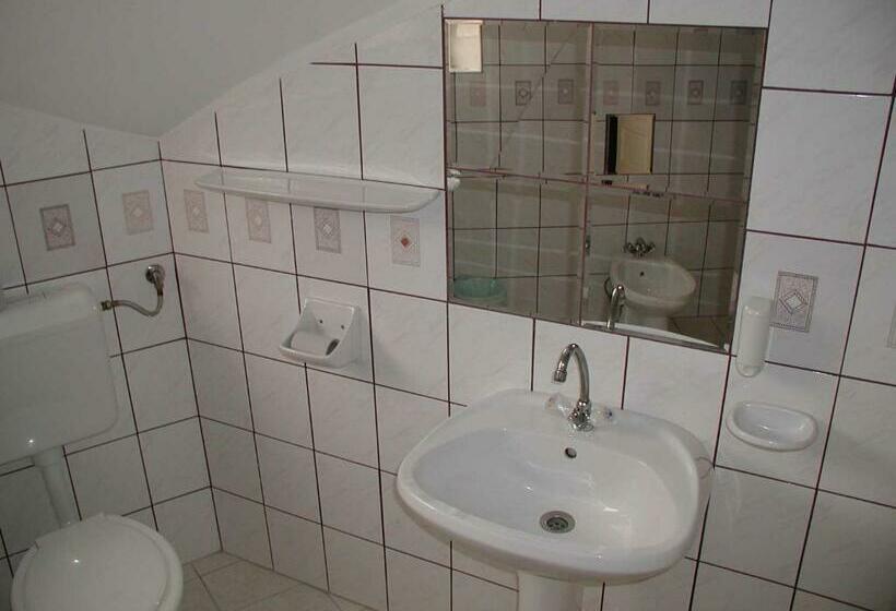 标准间, Parish Bull