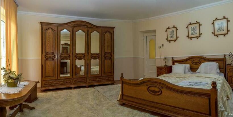 带2个卧室的套房, Parish Bull