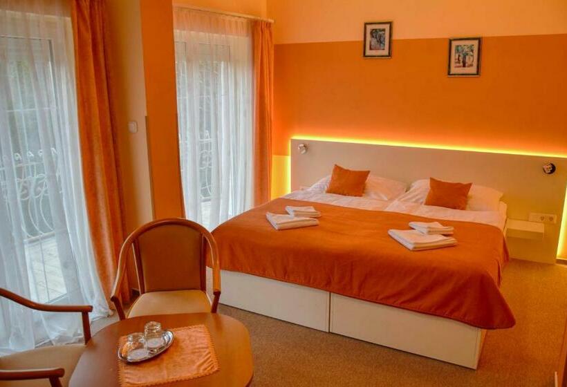 غرفة قياسية ثلاثية, Penta Lux