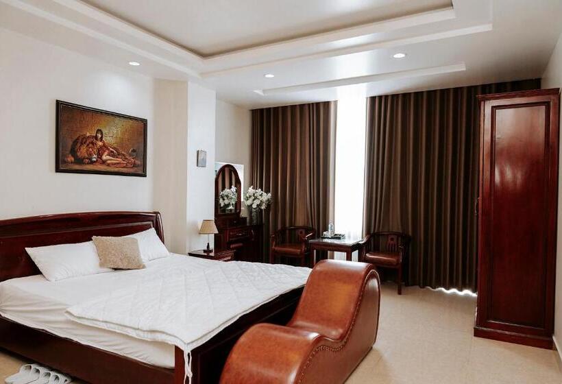 اتاق لوکس با تخت بزرگ, Thao Vy