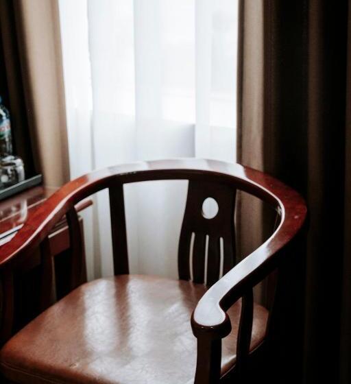 اتاق لوکس با تخت بزرگ, Thao Vy