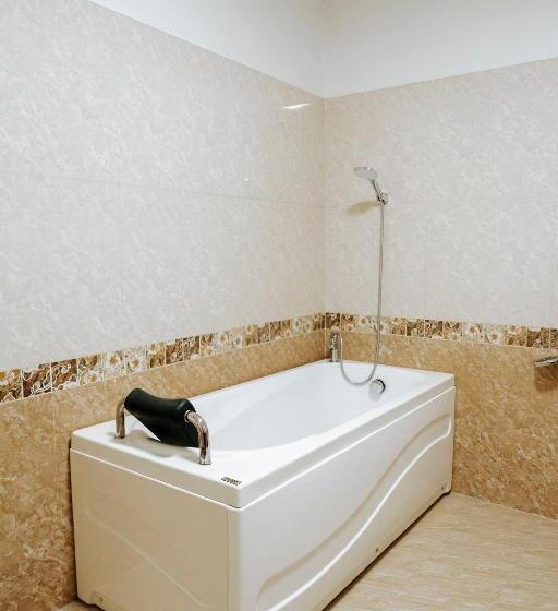 اتاق لوکس با تخت بزرگ, Thao Vy