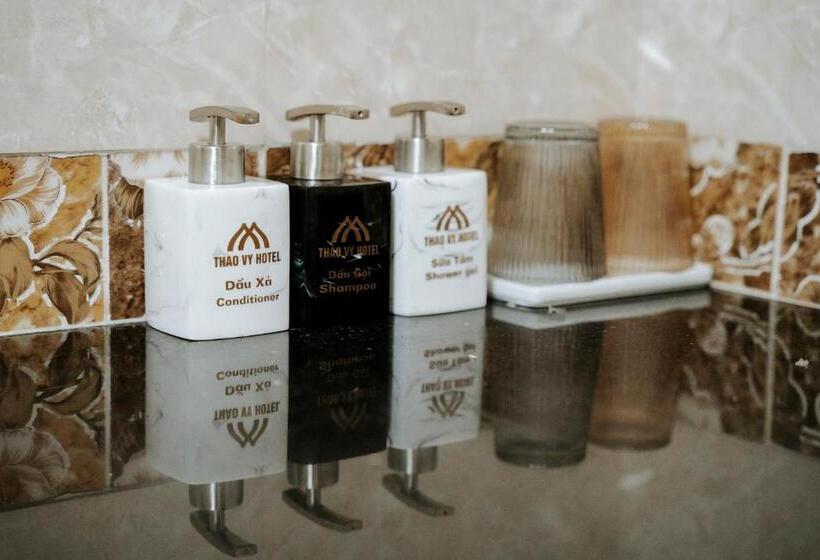 اتاق لوکس با تخت بزرگ, Thao Vy