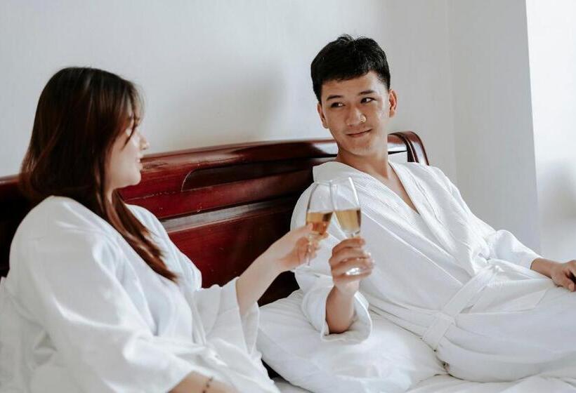 اتاق لوکس خانوادگی, Thao Vy