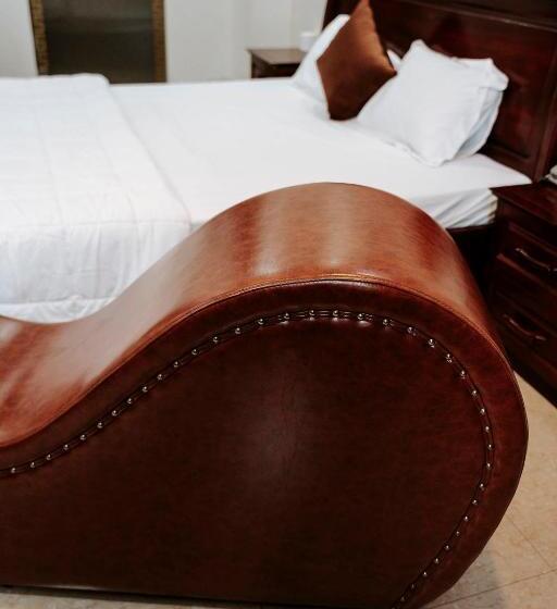 اتاق لوکس با تخت بزرگ, Thao Vy