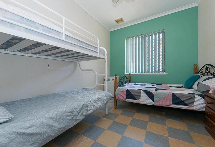 Economy Triple Room, Victoria Park Lodge