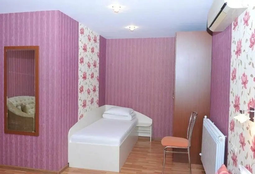سوییت جونیور, Eros Motel