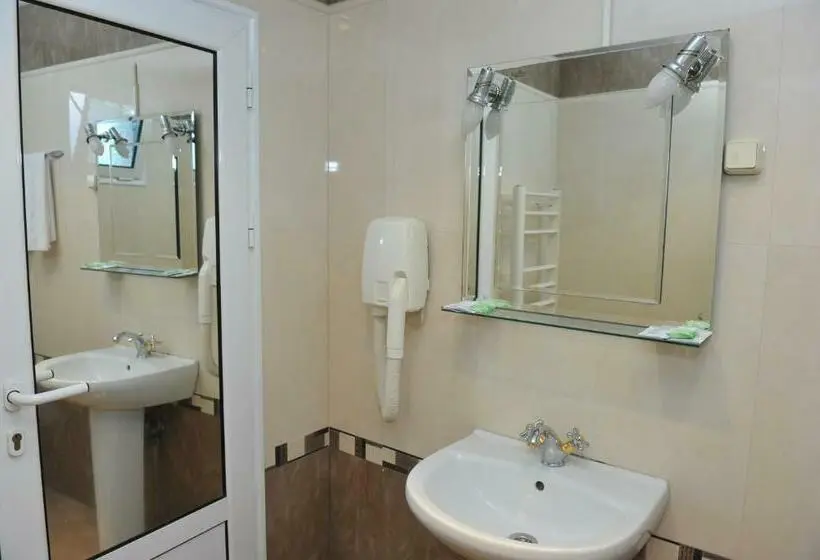 سوییت جونیور, Eros Motel