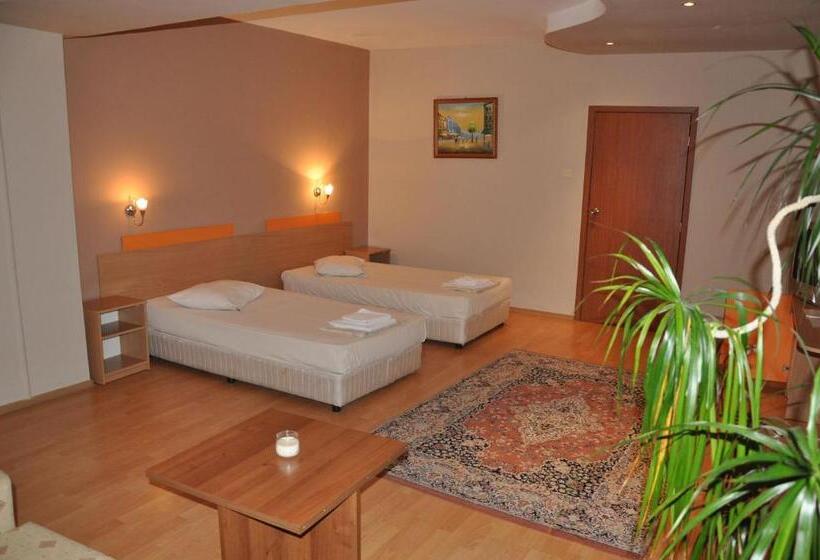 غرفة قياسية ثلاثية, Family Hotel Gotse Delchev