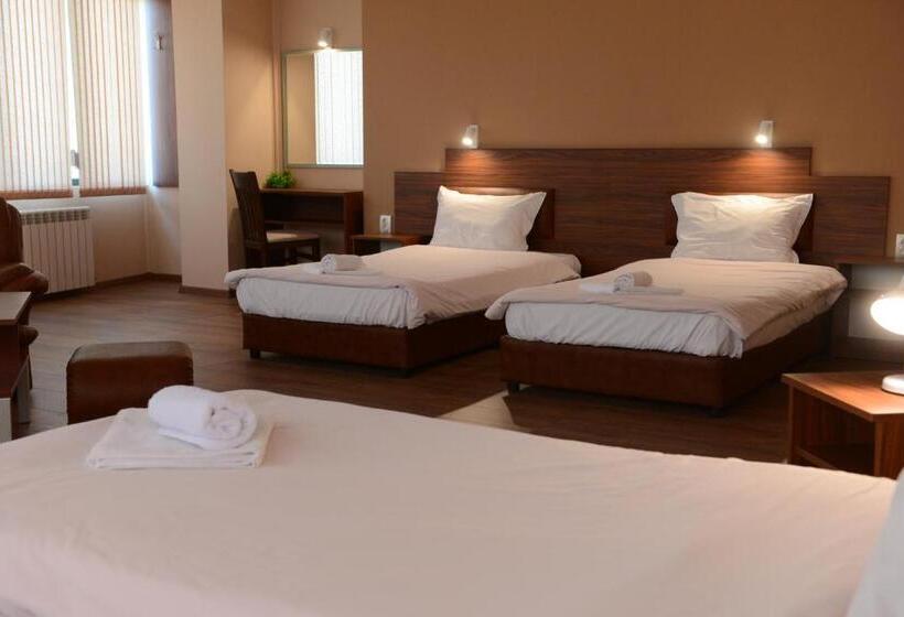 غرفة قياسية ثلاثية, Family Hotel Gotse Delchev