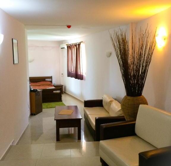 스탠다드 스튜디오, Family Hotel Jupiter