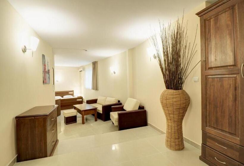 스탠다드 스튜디오, Family Hotel Jupiter