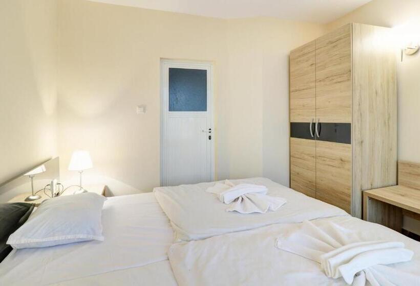 Полулюкс, Family Hotel Jupiter