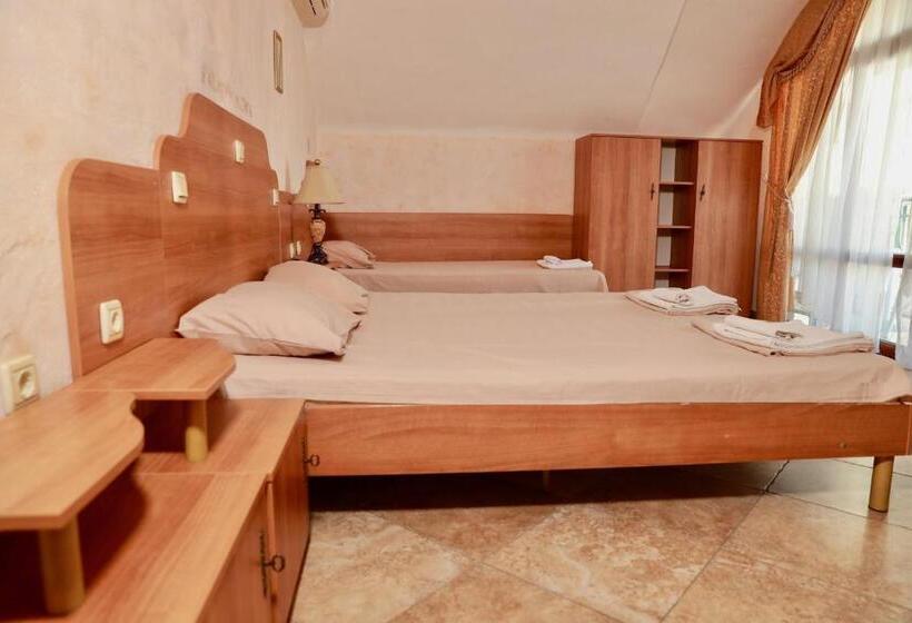 Трехместный Номер Стандарт с Балконом, Family Hotel Tropicana