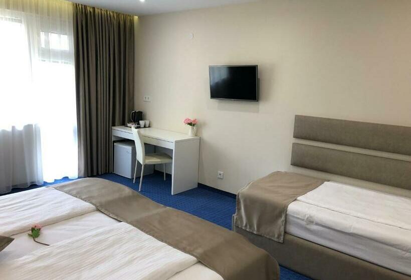 Номер Стандарт Трехместный, Family Hotel Avenue