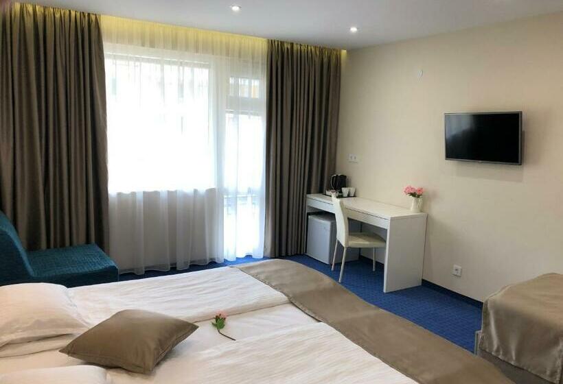 اتاق استاندارد سه نفره, Family Hotel Avenue