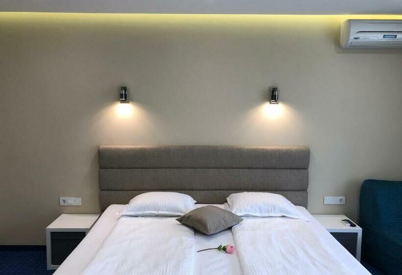 اتاق استاندارد سه نفره, Family Hotel Avenue