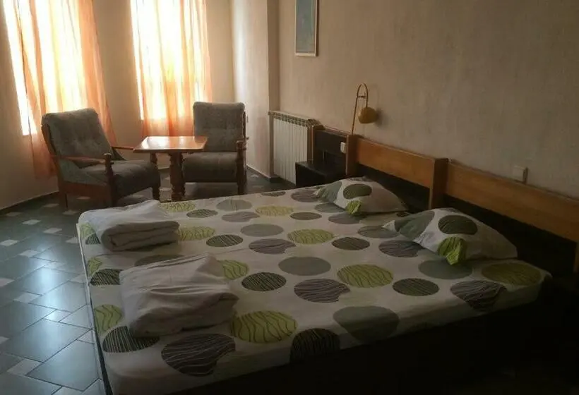 Quarto Quadruple Standart com Varanda, Balevurov