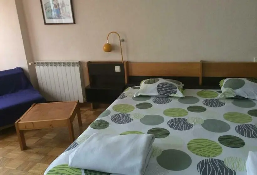 Quarto Quadruple Standart com Varanda, Balevurov