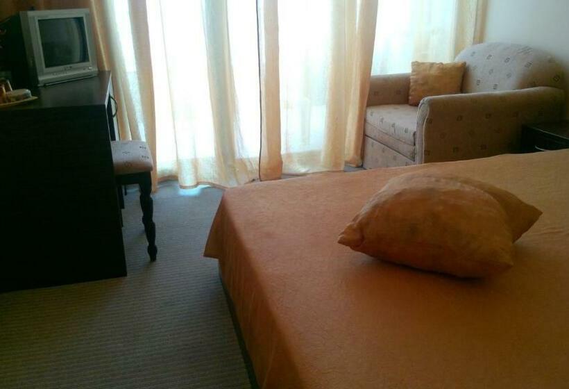 غرفة قياسية مطلّة علي البحر, Blian