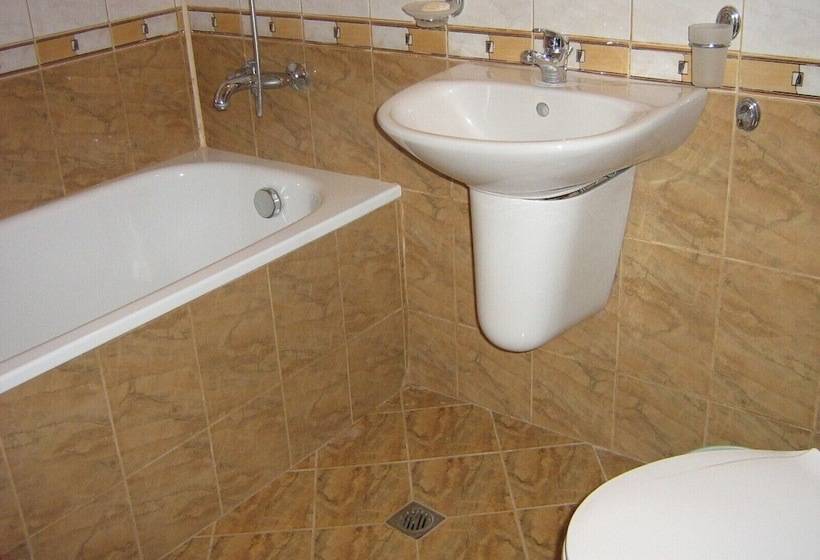 غرفة قياسية مطلّة علي البحر, Blian