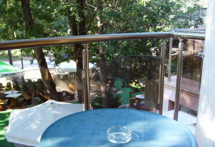 标准三人间, Sunny Paradise Family