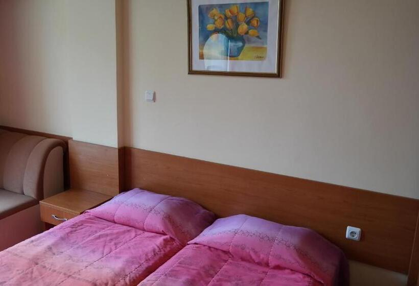 اتاق استاندارد با بالکن, Tanya