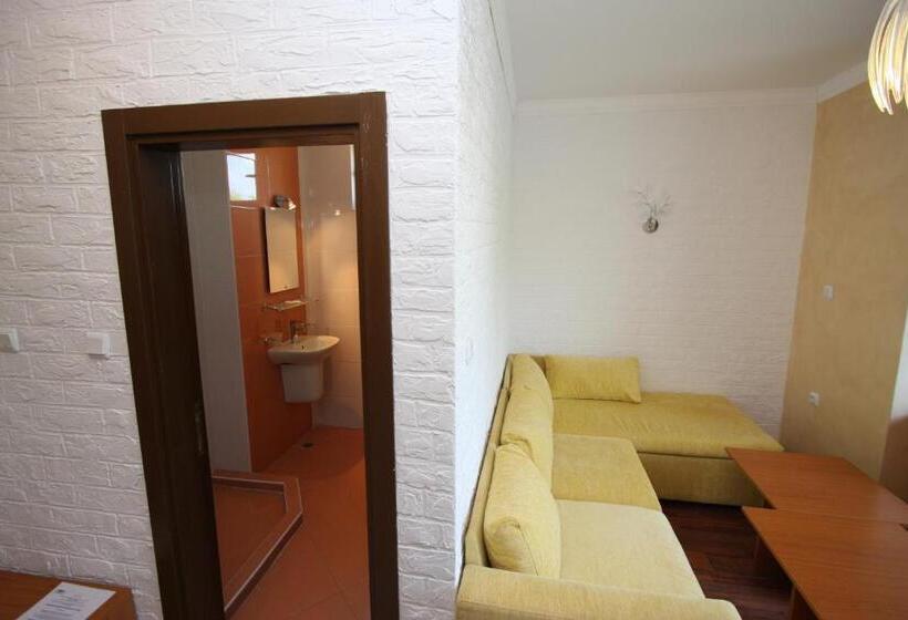 سوئیت با بالکن, Tanya