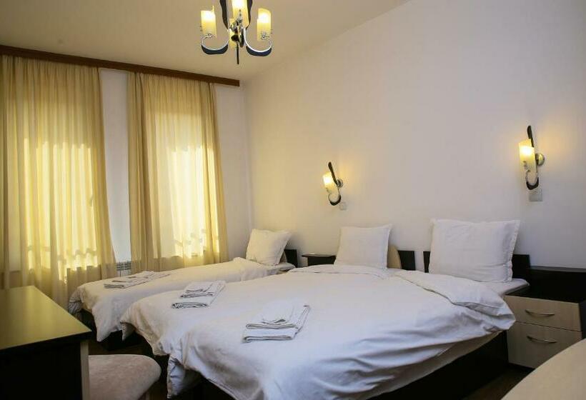 غرفة قياسية ثلاثية مزودة بشرفة, Zlatograd