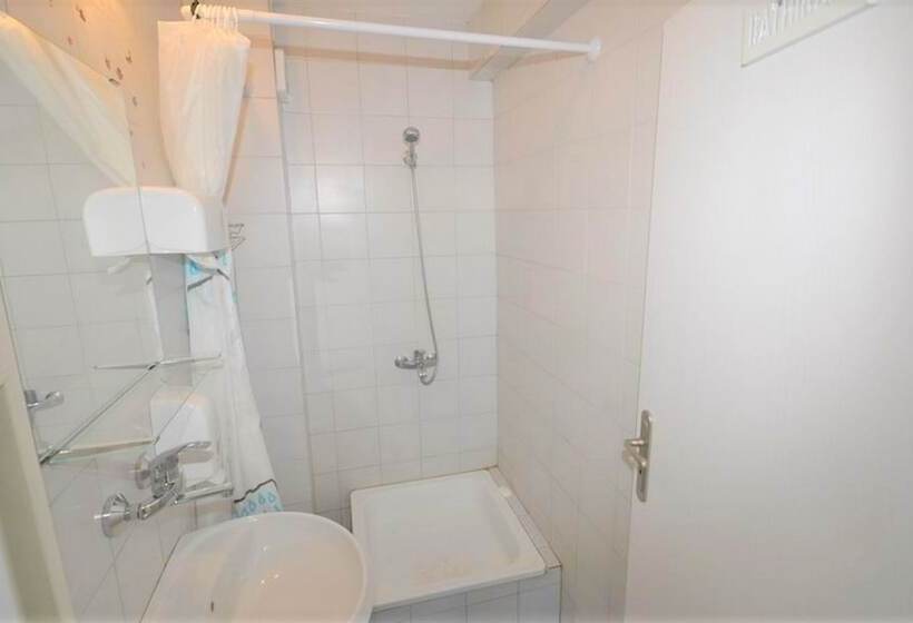 غرفة رباعية اقتصادية مع حمام مشترك, Moreto & Caffeto Hostel