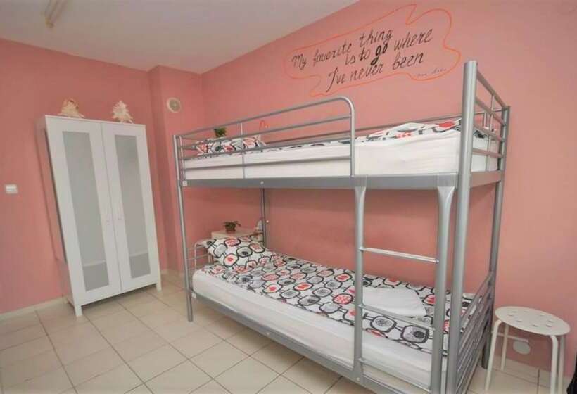 Четырехместный номер эконом класса с общей ванной комнатой, Moreto & Caffeto Hostel