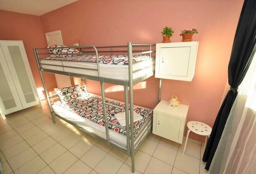 غرفة رباعية اقتصادية مع حمام مشترك, Moreto & Caffeto Hostel