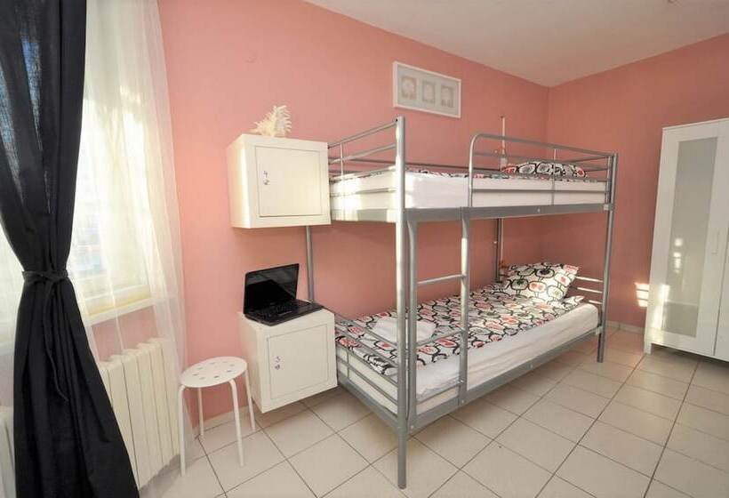 سرير فى غرفة مشتركه, Moreto & Caffeto Hostel