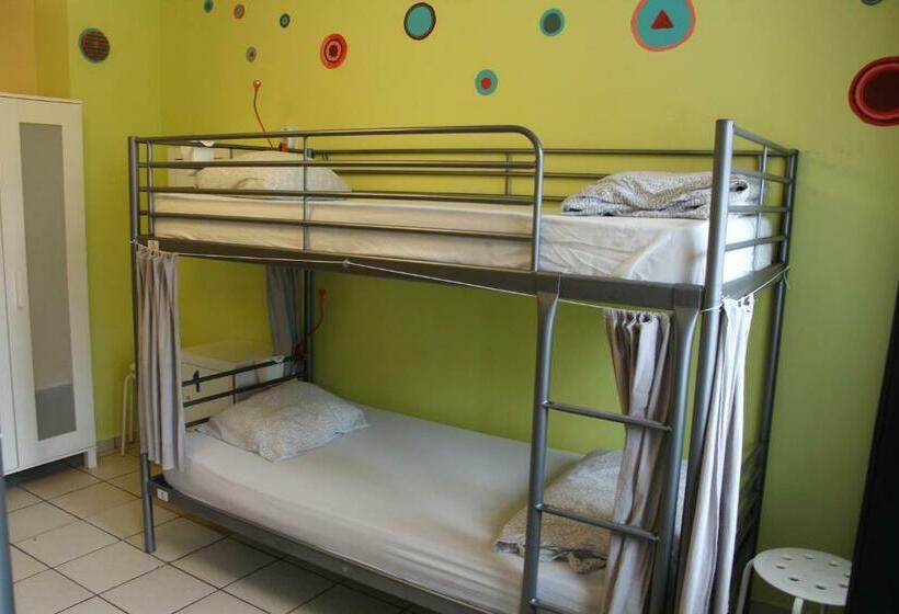 غرفة رباعية اقتصادية مع حمام مشترك, Moreto & Caffeto Hostel