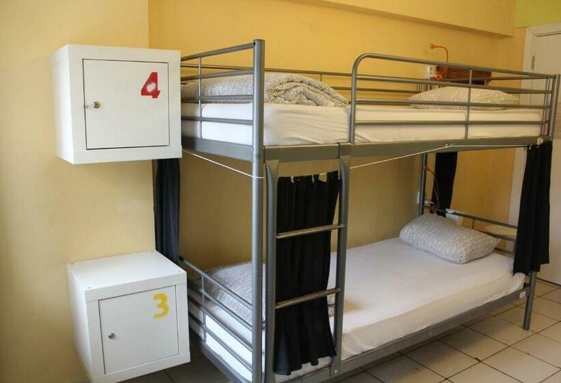 غرفة رباعية اقتصادية مع حمام مشترك, Moreto & Caffeto Hostel