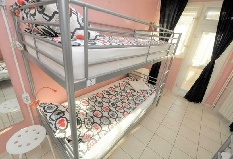 Четырехместный номер эконом класса с общей ванной комнатой, Moreto & Caffeto Hostel