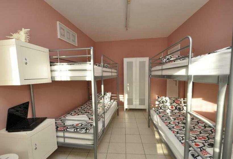 غرفة رباعية اقتصادية مع حمام مشترك, Moreto & Caffeto Hostel